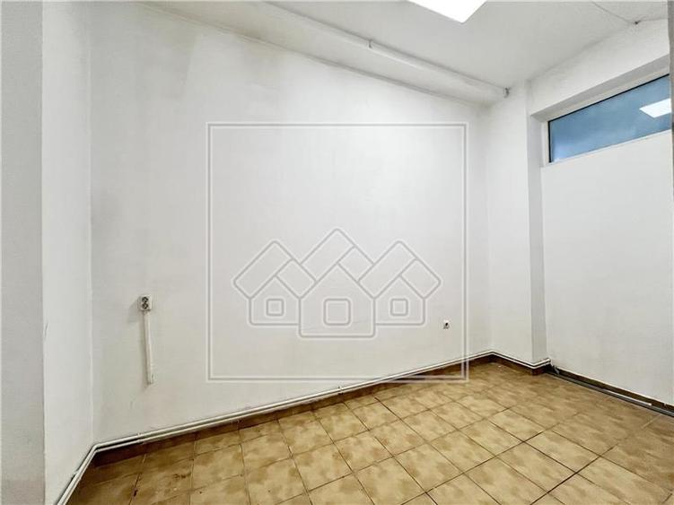 Spatiu comercial cu vitrina la strada - 177 mp - finisat la cheie