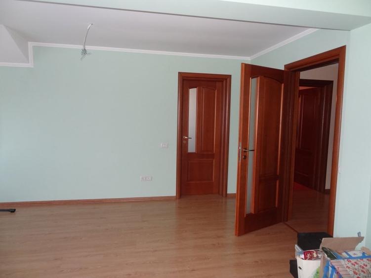 Valu lui Traian Vila 5 camere cu curte.