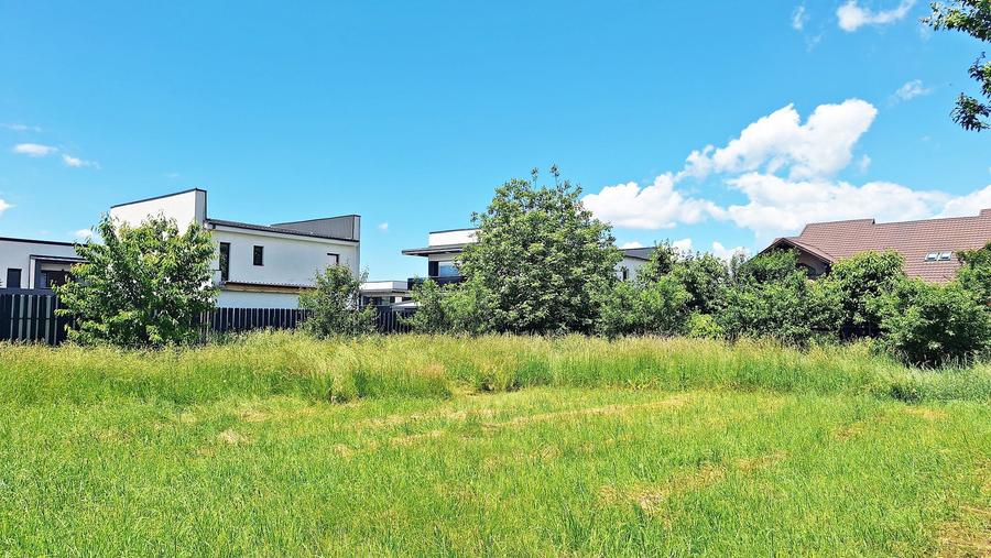 Gradina superba de 889mp in Sanpetru, intre case, toate utilitatile