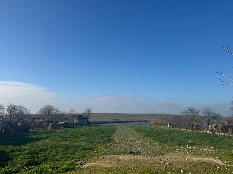 Teren intravilan cu iesire la lacul Corbu