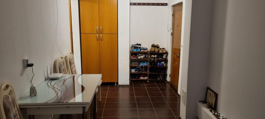 Apartament 2 camere Progresu, parter cu balcon mare.