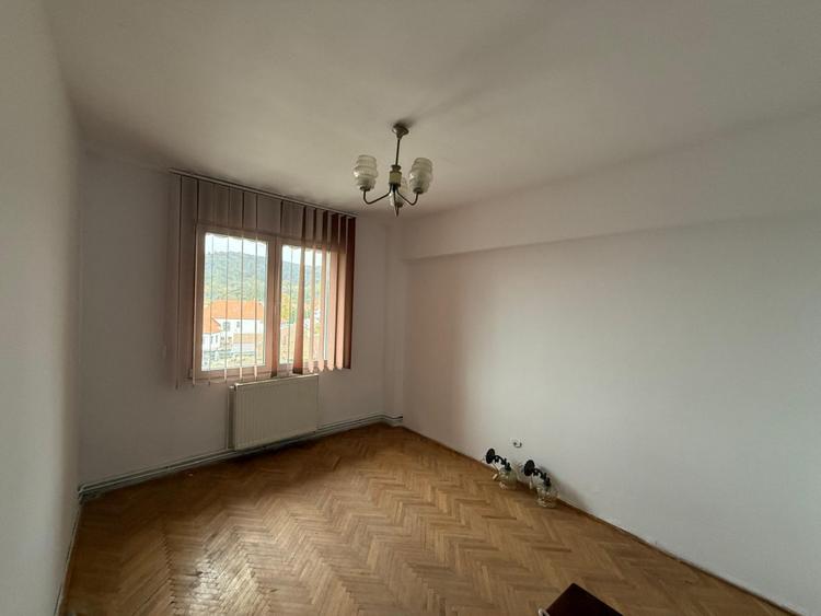 Apartament 4 camere decomandate zona Garii