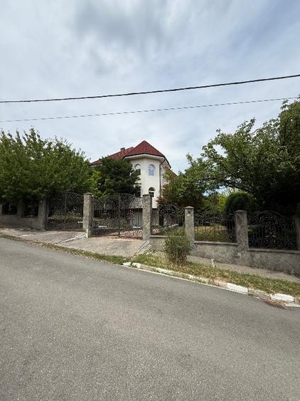 Casă individuală de închiriat | 250 mp utili | Teren 900 mp | Zona Sud – Râmnicu