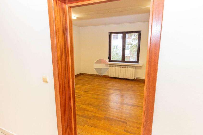 Casa / Vila cu 7 camere de inchiriat în zona Victoriei