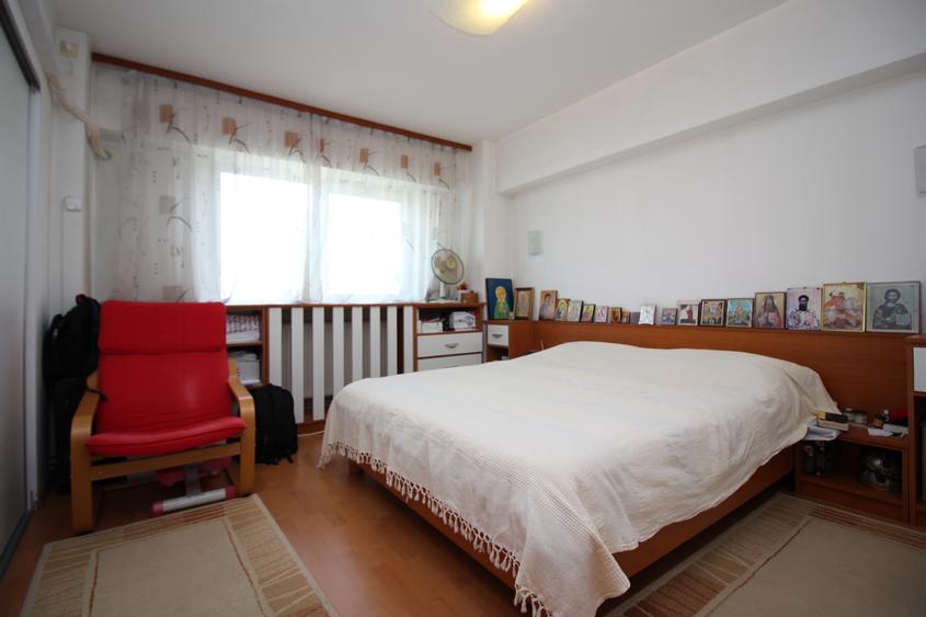 3 camere cu living de 31 mp, dormitoare de 14 și 12, bucătărie de 10,  centrală