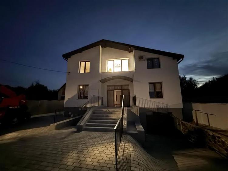 De inchiriat spatiu birouri, 10 birouri , 4 bai, garaj, 4 bai si teren 10 arii,S