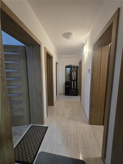 De inchiriat apartament 3 camere zona semicentrala