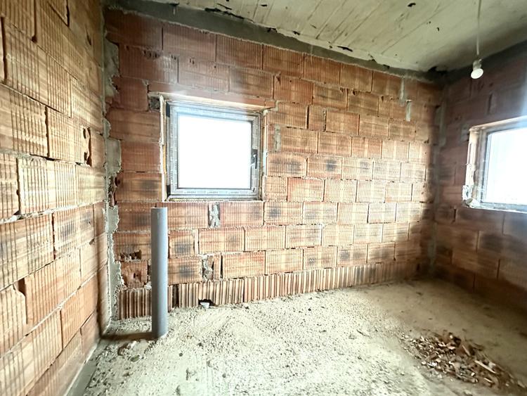 Duplex la roșu cu 5 camere, 127 mp utili 305 mp teren - Dumbravita
