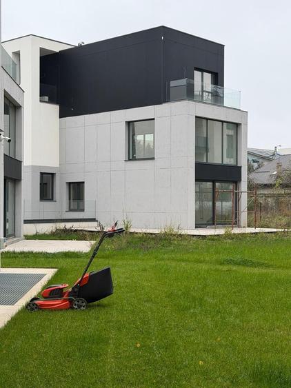 Casă Exclusivistă în Băneasa/Sisești – Design Nonconformist și Spațiu Generos