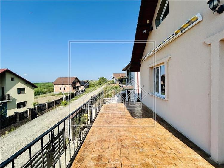 Casa individuala in Sura Mare cu 2 garaje, 2 terase si teren de 493 mp