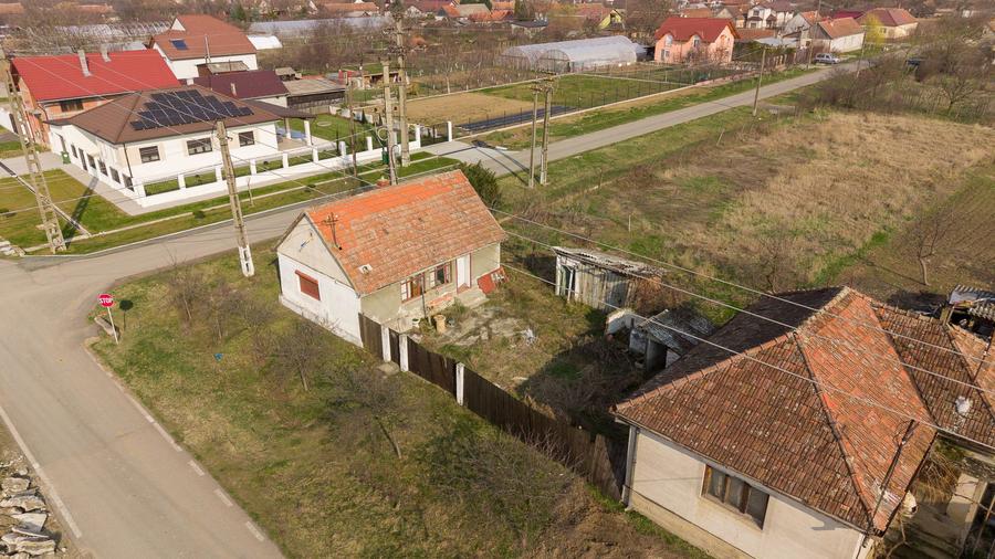 Teren 1.570 mp + casă din cărămidă–zonă liniștită