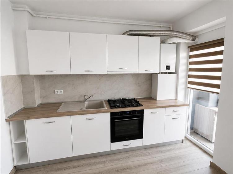 Apartament decomandat 2 camere cu balcon zona Henri Coanda
