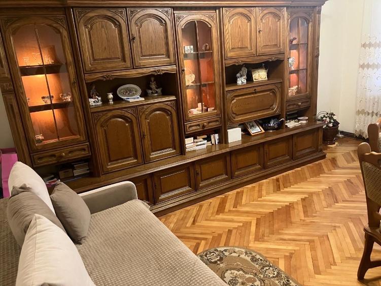 Proprietar-apartament cu 3 camere ,ultracentral,garaj,boxa si vedere spre cetate