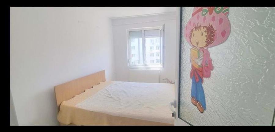 Apartament 3 camere nedecomandat, zona Milcov