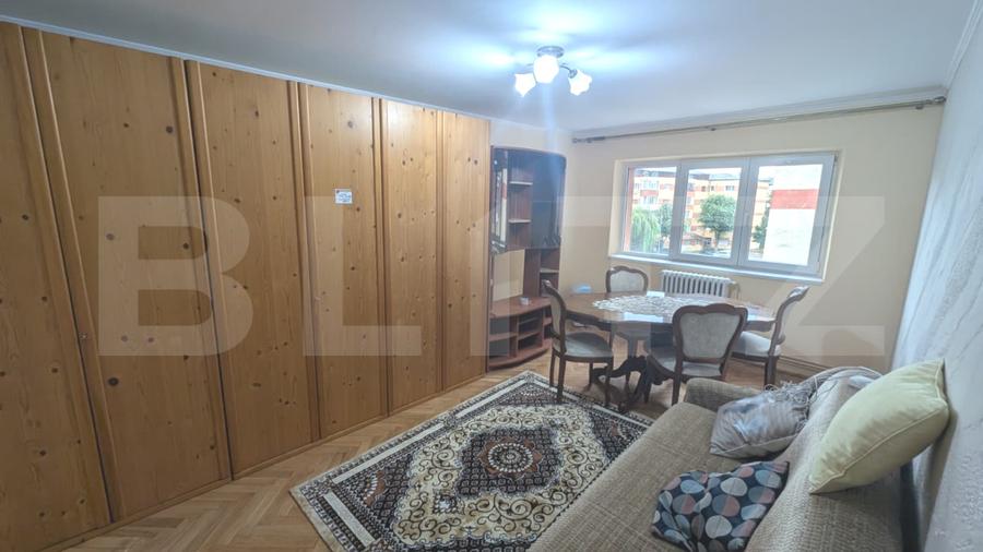 Apartament cu 2 camere, decomandat, 55 mp, 2 bai, zona Cetate