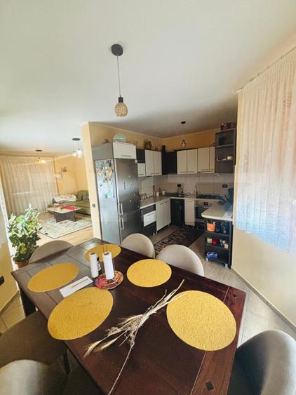 Casa cocheta, cu 4 camere, 130 mp - zona linistita