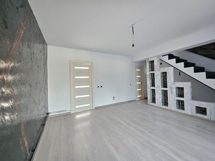 Oferta vanzare parte din duplex P+M Pitesti, 138000 EURO