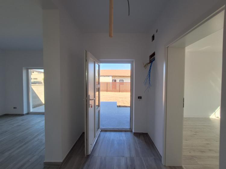 Casa individuala cu 3 camere in Sanandrei-la asfalt-toate utilitatile