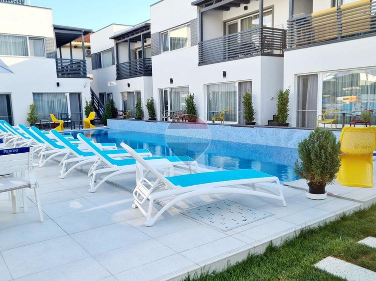 Complex cu piscina si terasa, de vanzare la 200 m de mare, Mamaia Nord