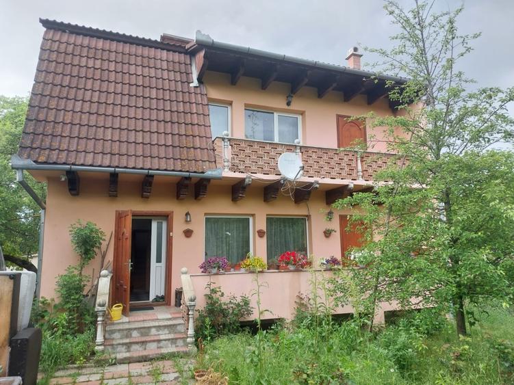 Casă cu gradina in zonă liniștită cu acces privat