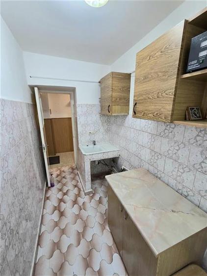 Apartament 3 Camere, Semidecomandat, zona Badea Cartan