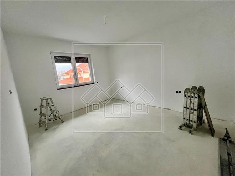 Casa individuala in Selimbar, 4 camere, garaj, curte libera 220 mp