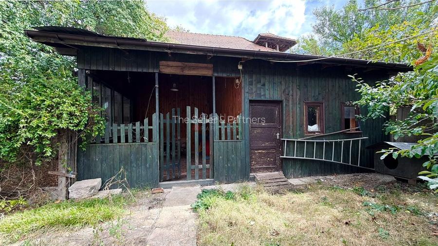 Casa saseasca traditionala La asfalt Curte generoasa