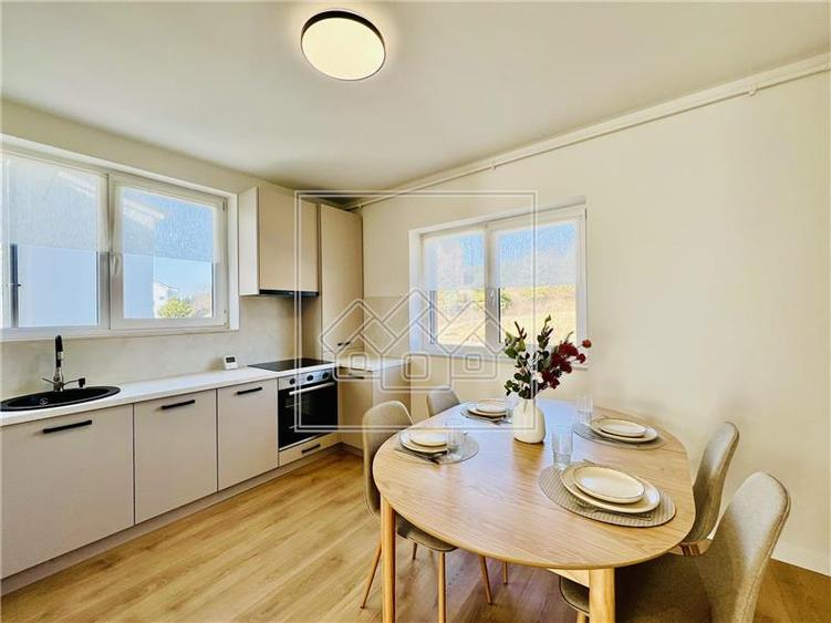 Penthouse 2 camere, bucatarie separata, geam la baie - la cheie