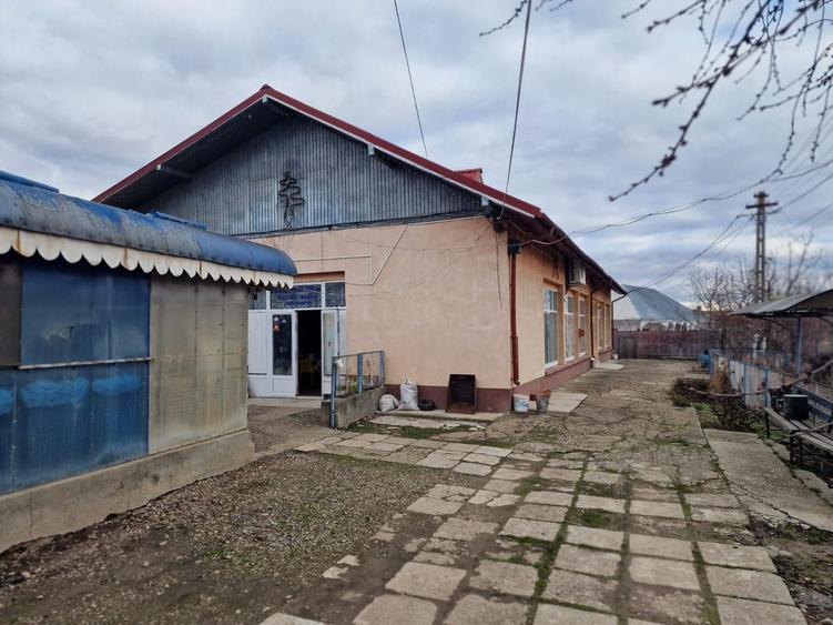 Se oferă spre vânzare / închiriere clădire cu spațiu comercial
