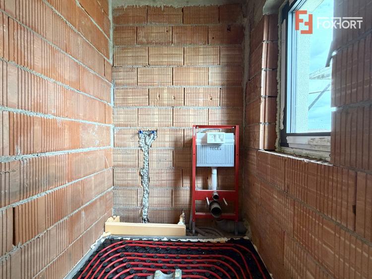 Duplex despartit prin camera tehnica, 5 camere, teren de 308 in Sanandrei