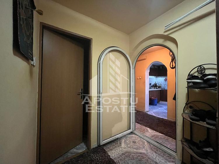 Apartament cu 3 camere, 2 bai, 2 balcoane, zona Vladeasa