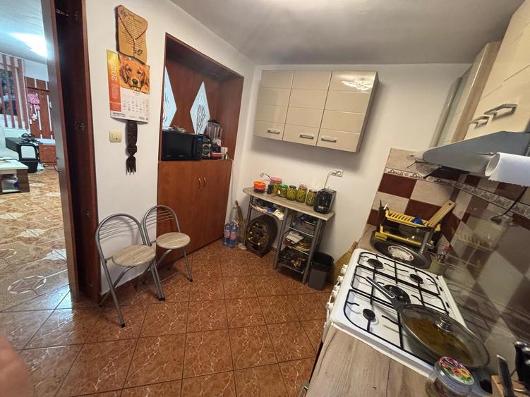 Vila de vanzare cu 2 apartamente individuale in Cartierul 23-metrou Republica