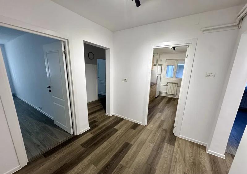 Închiriere Apartament 4 camere în Aparatorii Patriei | Decomandat | Nemobilat