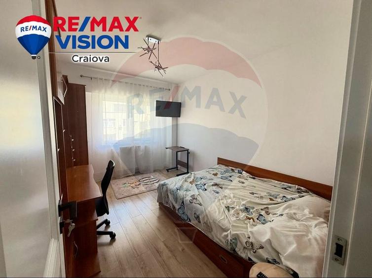 Apartament cu 4 camere de închiriat în zona Central