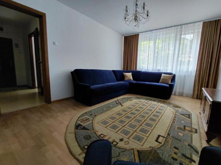 Prima inchiriere 3 camere, complet renovat, loc parcare asigurat.