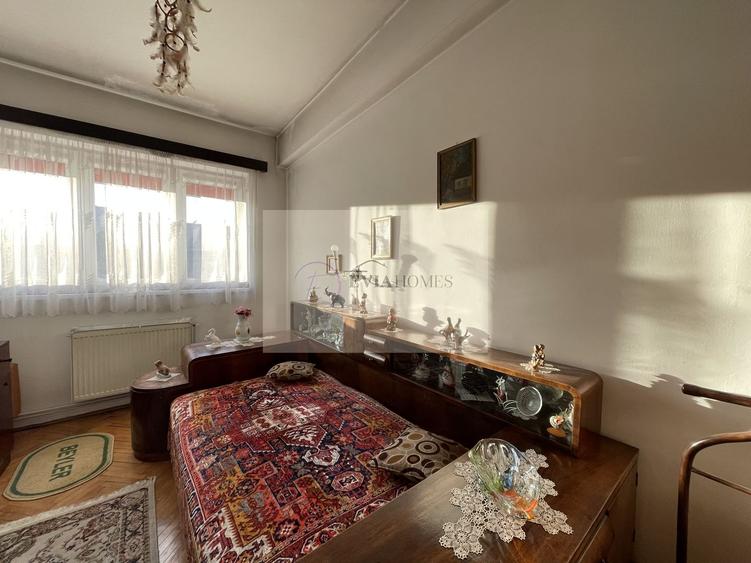 3 camere/ zona Facultatii de Litere / Parcare in curte