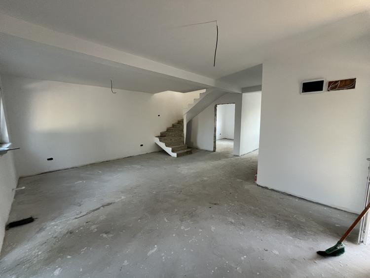 Oportunitate! Vila tip duplex P+1, 5 camere, Valu lui Taian!