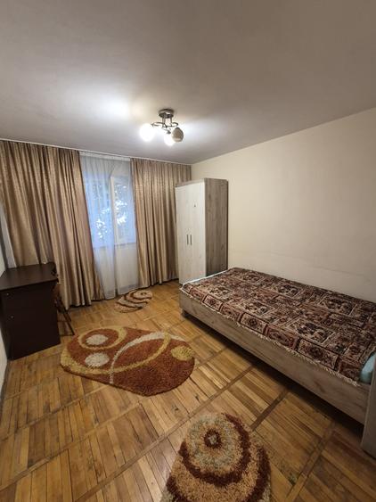 Apartament două camere, semidecomandat, et. 1/4, 1 Mai-Insula