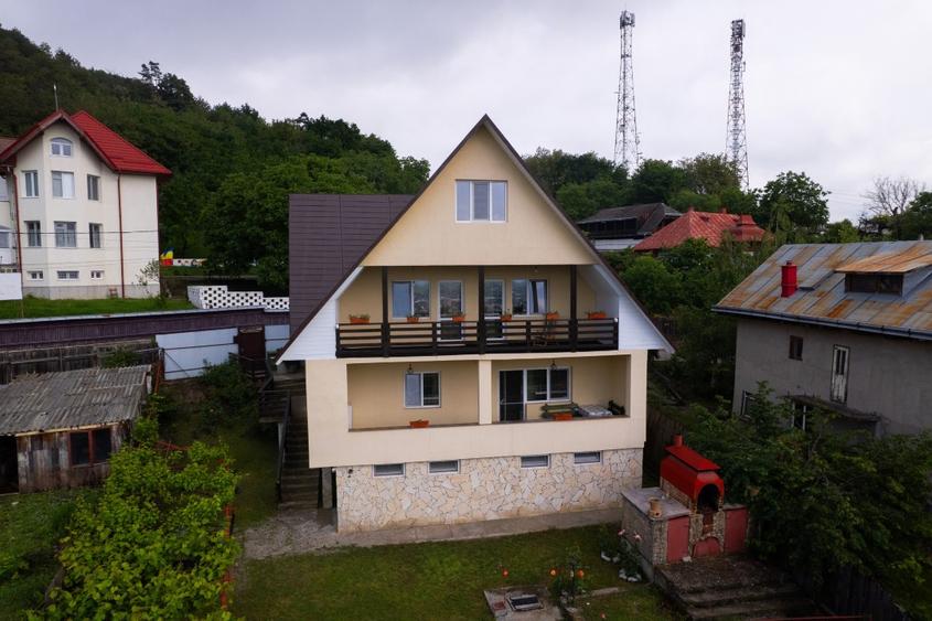 Se vinde vilă spațioasă în Tg. Neamț, zona Pometea Demisol, Parter, Etaj +1