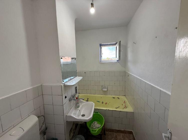 Garsonieră 27 mp cu balcon - etaj 2 - nemobilata -bloc an 1980