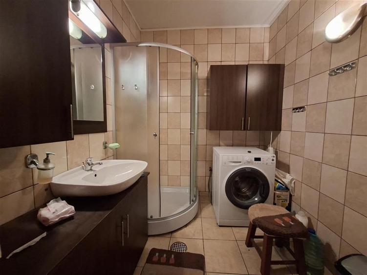 Casa 4 camere pivnita curte individuala Zona Lazaret