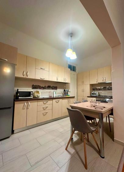 Închiriez apartament 3 camere - zonă ultracentrală