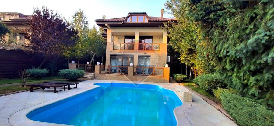 De vanzare Casă / Vilă cu 9 camere la lac cu piscina