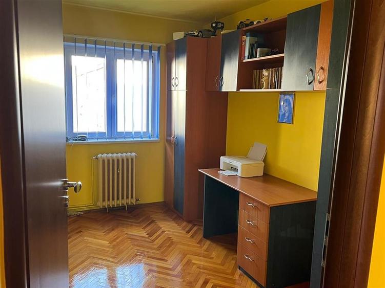 Apartament decomandat 3 camere etaj intermediar Vasile Aaron