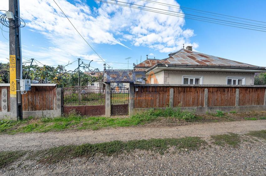 Casă cărămidă 80 mp, teren 1000 mp, colț, 7 km de Roman, Trifești