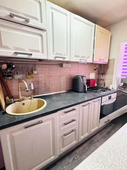 Apartament 2 camere, decomandat, etaj intermediar de vanzare