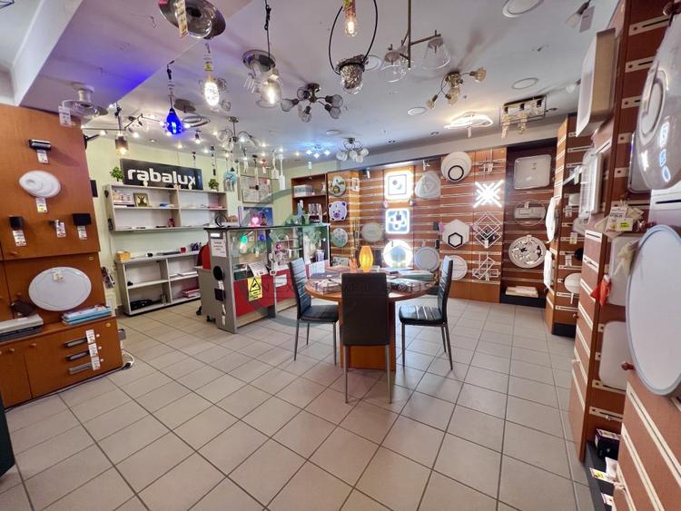 Zona comerciala si spatiu rezidential