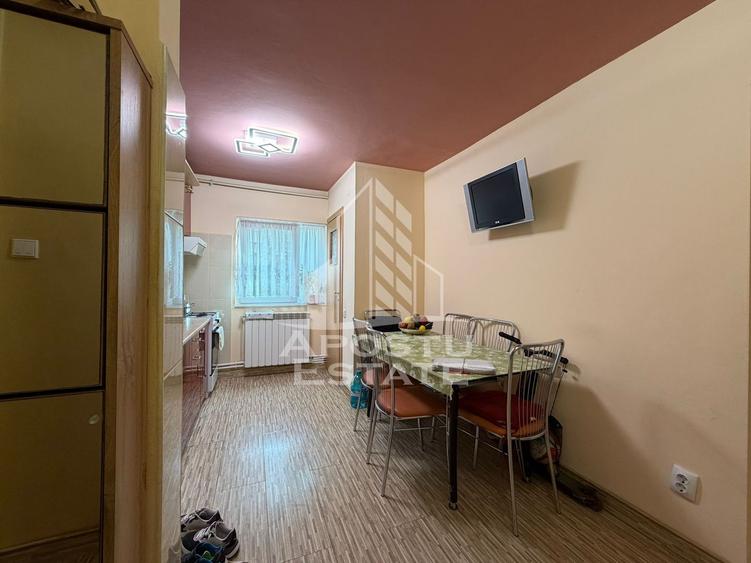 Apartament cu 3 camere, semidecomandat,centrala proprie,zona Girocului