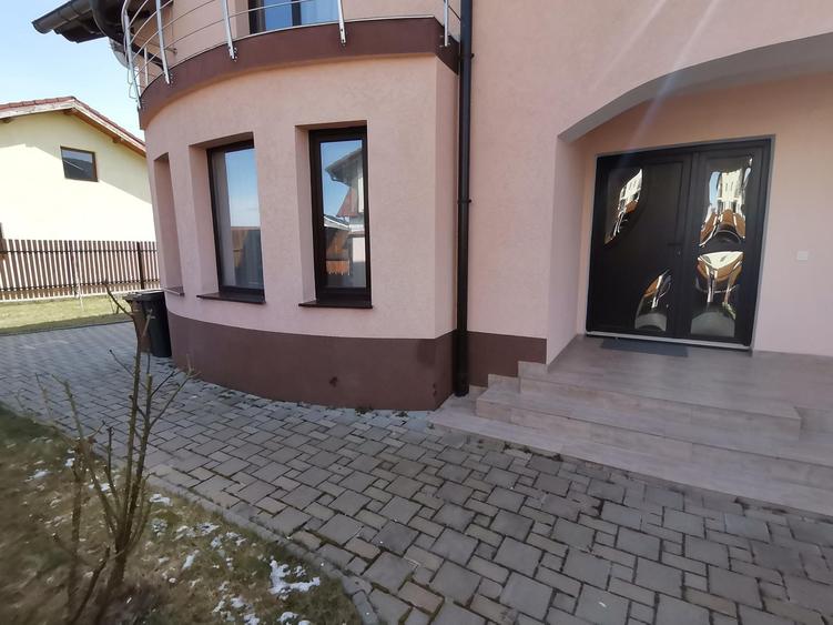 INCHIRIEZ casa 5 camere decomandate ,cu garaj,zona Calea Cisnadiei