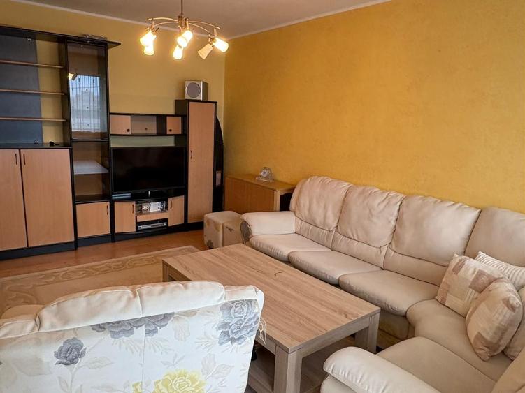 CIRESICA  3 CAMERE , LIBER, GAZE  77 MP PRET 132900 EURO